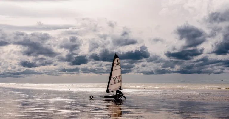 découvrez le land sailing, une activité de voile terrestre passionnante qui combine vitesse, aventure et sensations fortes sur des surfaces plates et venteuses.